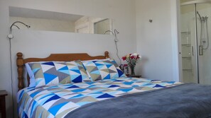 Double Room, Ensuite | Pillow-top beds, blackout curtains, soundproofing, iron/ironing board - Oxford Queenette Backpackers (Oxford)