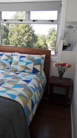 Basic Double Room | Pillowtop beds, blackout drapes, soundproofing, iron/ironing board - Oxford Queenette Backpackers (Oxford)