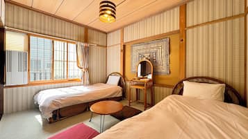 Habitació amb dos llits individuals, bany compartit | Wifi gratuïta i roba de llit