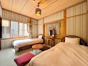 Kahden hengen huone (kaksi sänkyä), jaettu kylpyhuone | Ilmainen Wi-Fi, vuodevaatteet