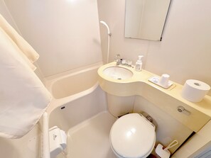 Kahden hengen huone (kaksi sänkyä), oma kylpyhuone | Kylpyhuone | Ilmaiset hygieniatuotteet, hiustenkuivaaja, tohvelit, saippua