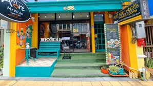 Un edificio colorido con un letrero que dice 'Amore Mexican Tapas & Bar' y 'Best Stay Hostel'.