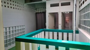 Dusche, kostenlose Toilettenartikel, Handtücher