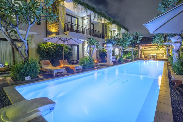 Outdoor pool, open 7:00 AM to 9:00 PM, pool umbrellas, sun loungers - d'Penjor Seminyak Hotel (Seminyak)