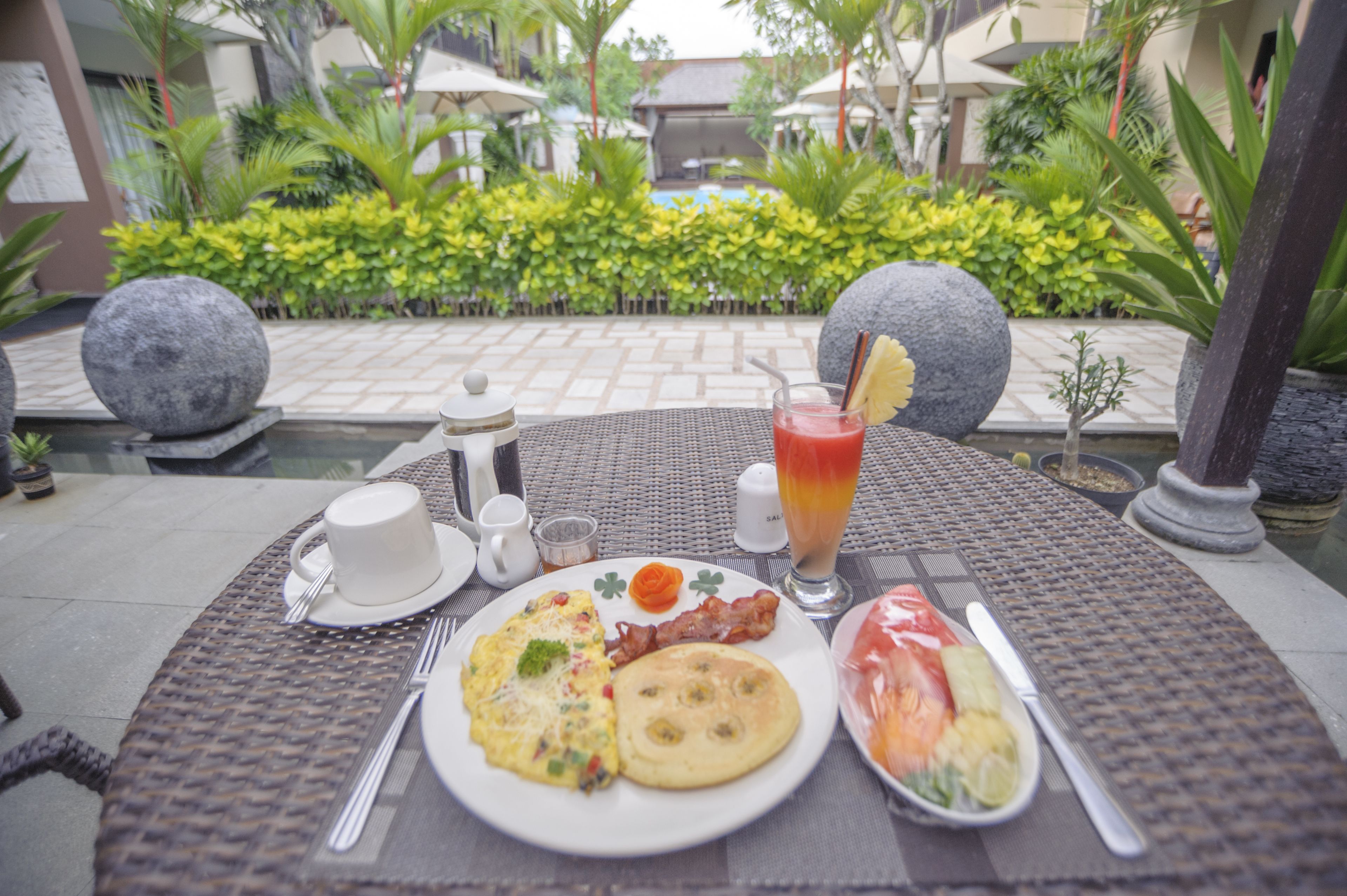 free daily cooked-to-order breakfast