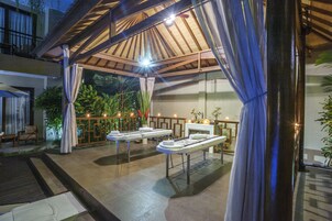 Pijat dengan batu panas, body scrub, dan manikur dan pedikur