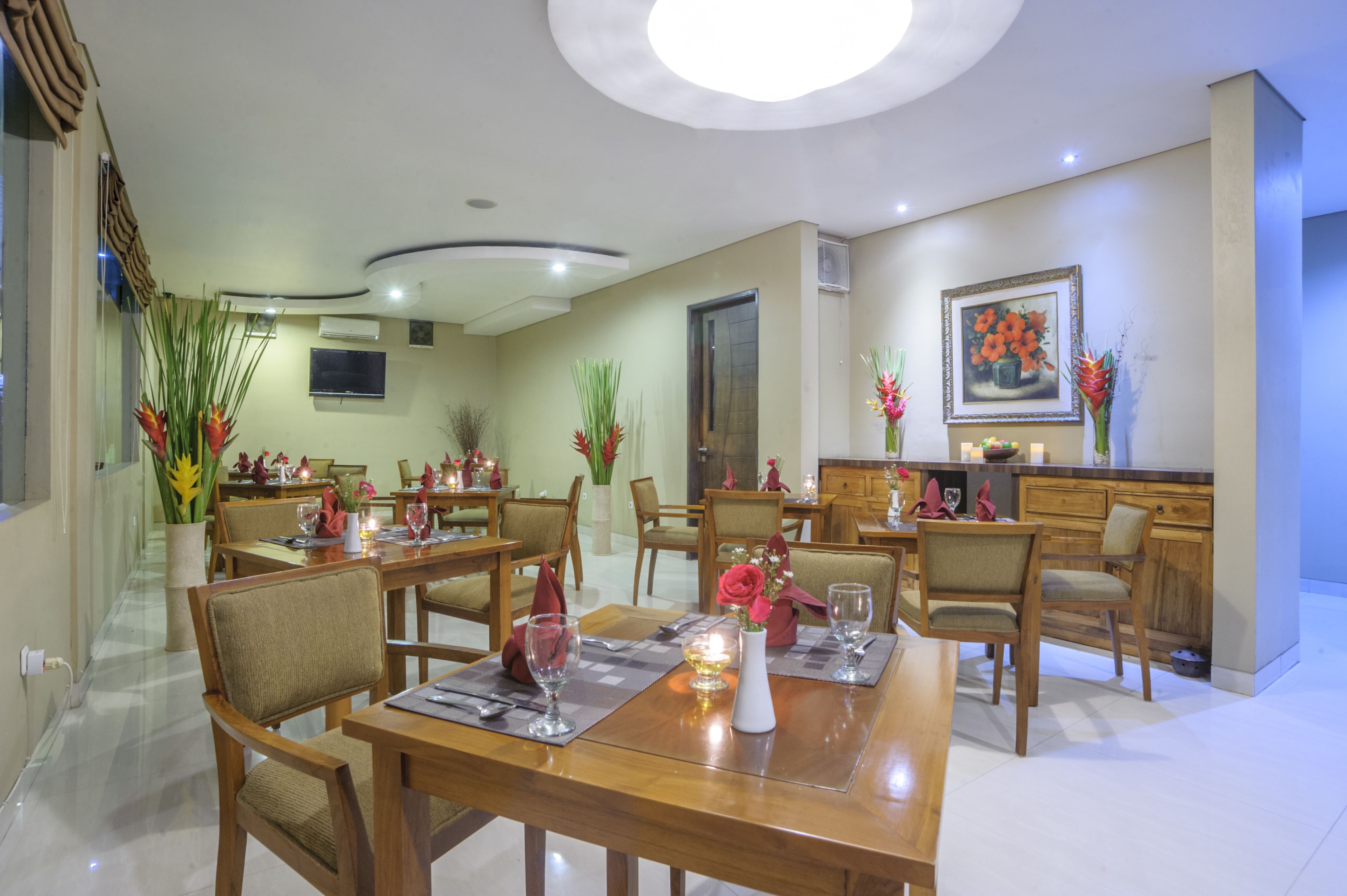 breakfast, lunch, dinner served; local and international cuisine