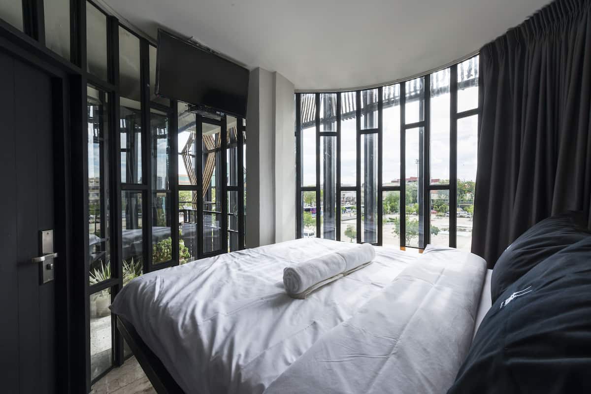 Cabaña económica, 1 cama Queen size, baño privado, vista a la ciudad | Cortinas blackout, wifi gratis y ropa de cama