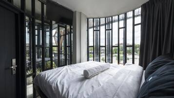 Economy Cabin, 1 Queen Bed, Private Bathroom, City View | Blackout curtains, free WiFi, bed sheets