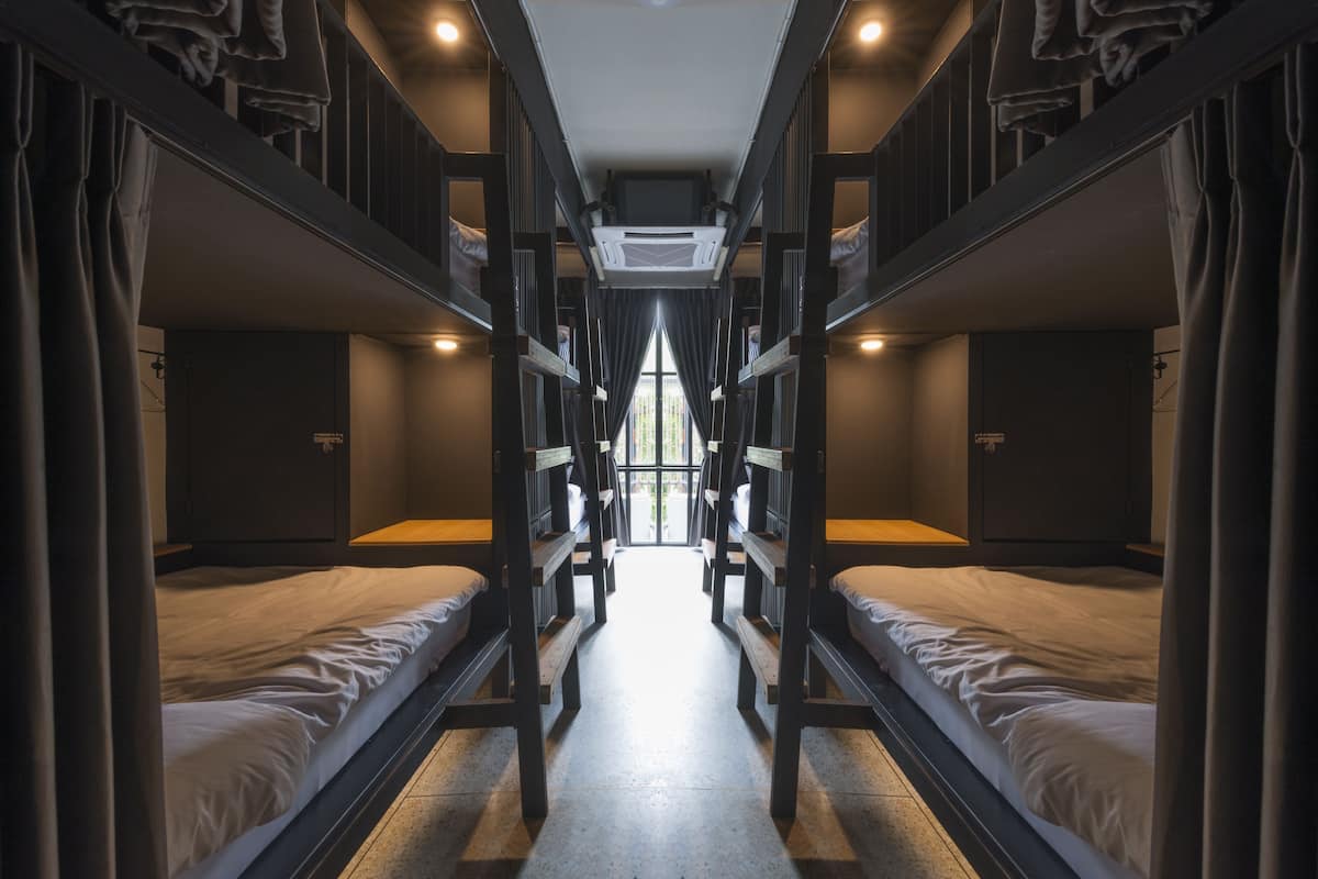 Cortinas blackout, wifi gratis y ropa de cama