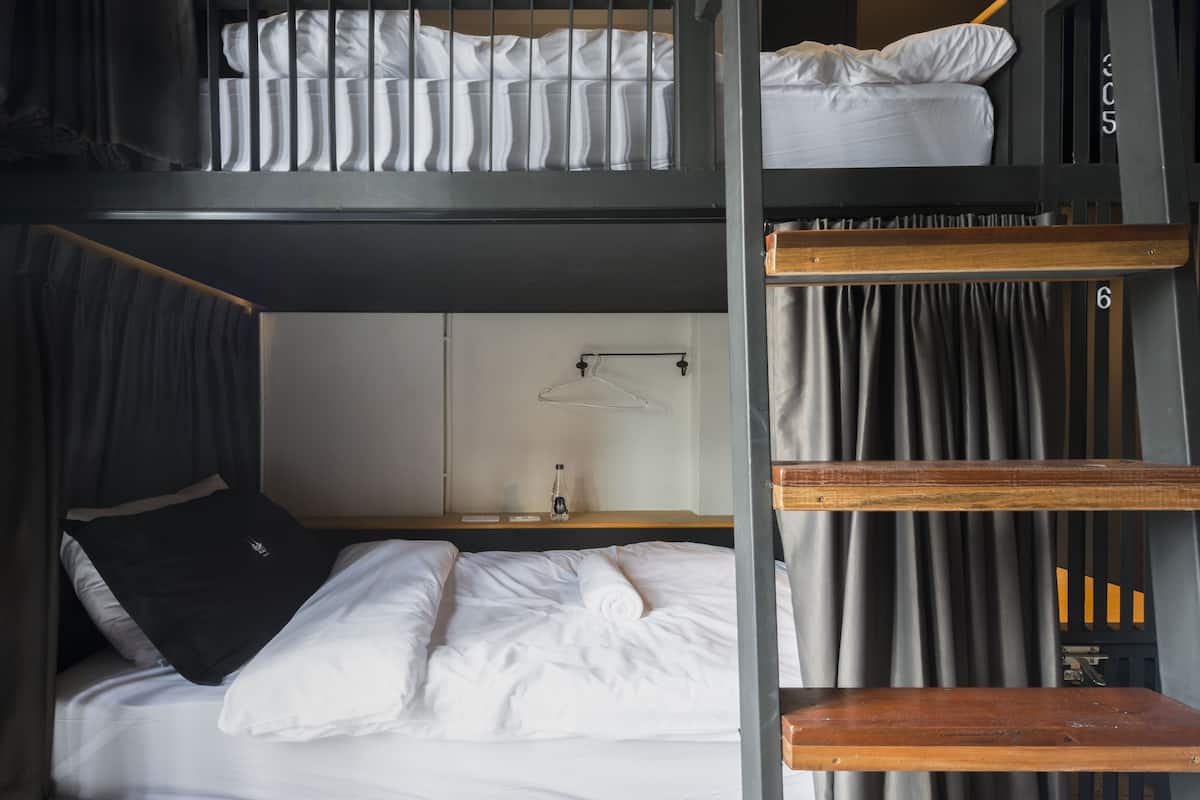 8 Beds Mixed Dormitory | Cortinas blackout, wifi gratis y ropa de cama