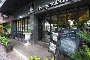Property entrance - Chingcha Bangkok - Hostel (Bangkok)