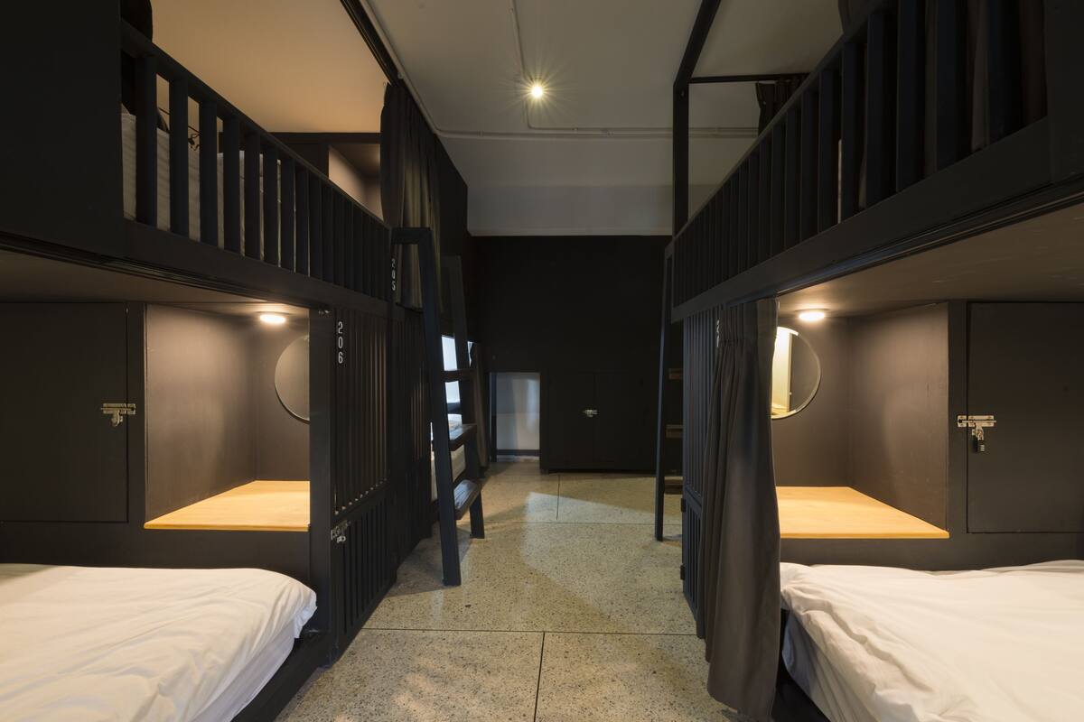 8 Beds Female Dormitory | Rideaux d’obscurcissement, accès au Wi-Fi (inclus), literie fournie