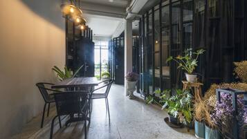 Economy Cabin, 1 Queen Bed, Private Bathroom, City View | Living area