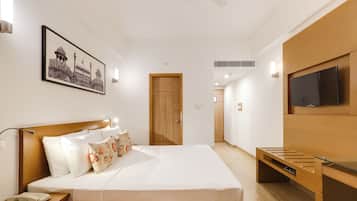 Habitación Business | Caja fuerte, escritorio, cortinas opacas y tabla de planchar con plancha