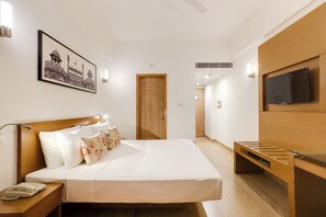 Business Room | In-room safe, desk, blackout drapes, iron/ironing board - Lemon Tree Hotel, Sector 60, Gurugram (Sohna)