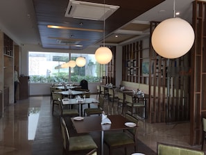 供應早餐、午餐、晚餐;多國菜