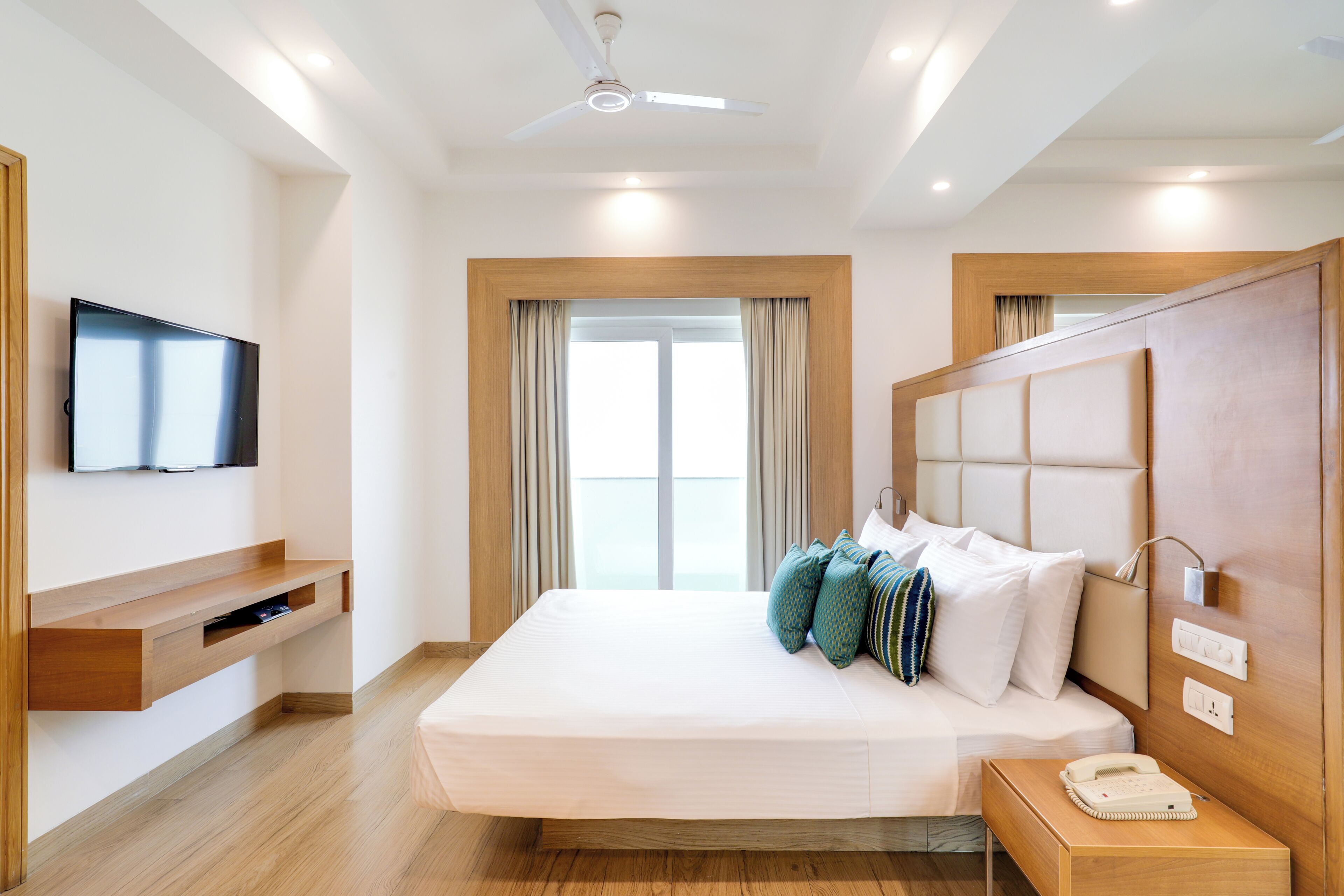 Suite ejecutiva, 1 habitación | Caja fuerte, escritorio, cortinas opacas y tabla de planchar con plancha