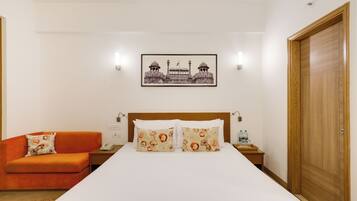 Business Room | In-room safe, desk, blackout drapes, iron/ironing board