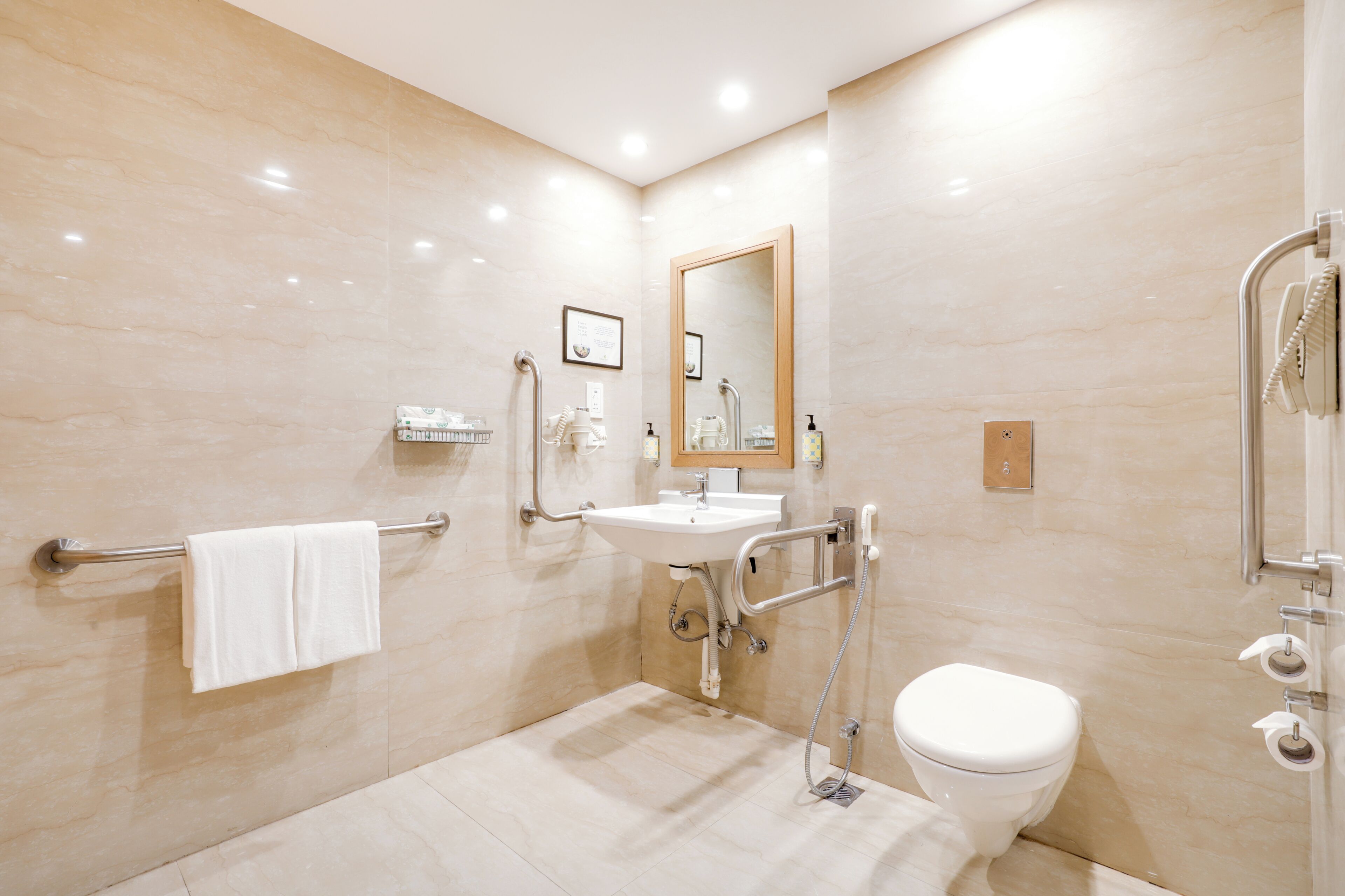 Un baño moderno con inodoro, lavamanos y ducha.