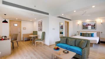 Executive-Suite, 1 Schlafzimmer, Stadtblick | 1 Schlafzimmer, Minibar, Zimmersafe, Schreibtisch