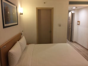 Business Double or Twin Room, 1 Bedroom, Smoking | 1 bedroom, minibar, in-room safe, desk