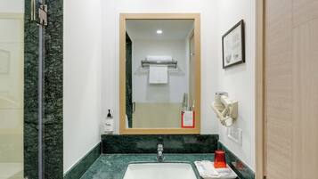 Business Double or Twin Room, 1 Bedroom, Smoking | Bathroom | Shower, rainfall showerhead, free toiletries, hair dryer