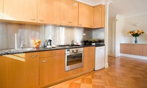 スイート 1 ベッドルーム | 専用簡易キッチン | 冷蔵庫、オーブン、コンロ、エスプレッソマシン