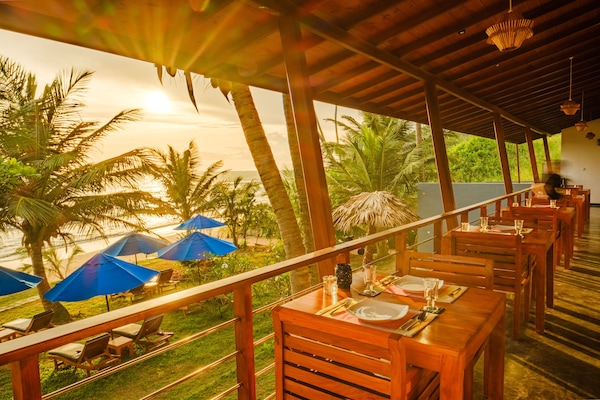 Lunch and dinner served, international cuisine