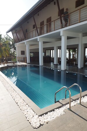 Outdoor pool, sun loungers - The Seascape (Matara)