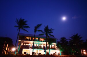 Fachada de la propiedad por la tarde o noche