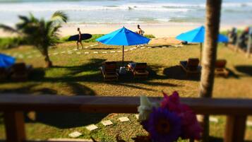 Lunch and dinner served, international cuisine