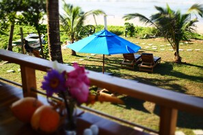 Phục vụ bữa trưa và bữa tối 