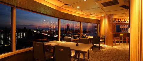 3 restaurants, breakfast, lunch, dinner served; French cuisine