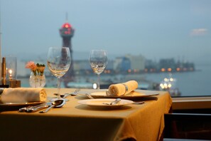 3 restaurantes, se sirven desayunos, comidas, cenas y cocina francesa