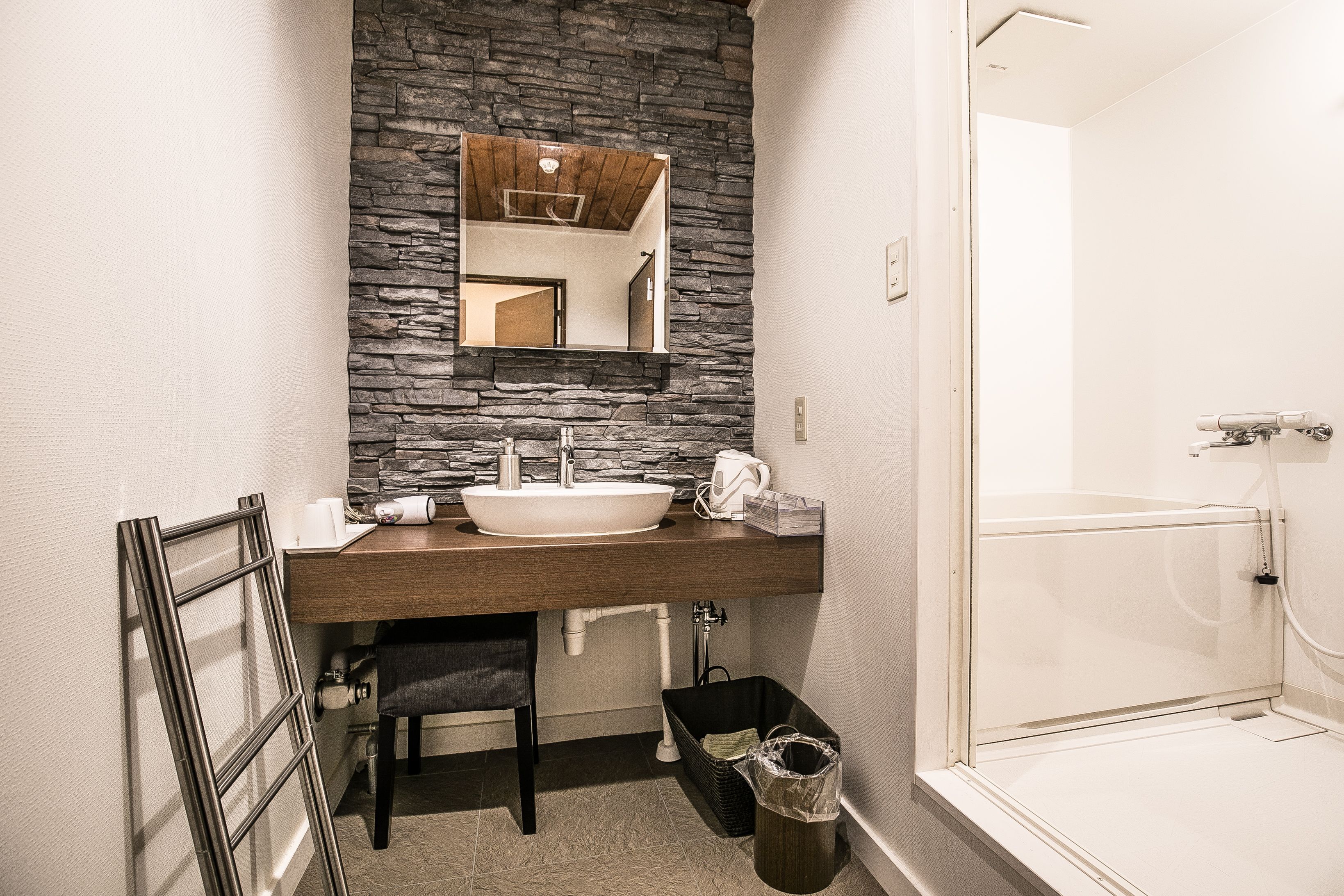 basic triple room | bathroom | combined shower/bathtub, deep-soaking bathtub, free toiletries