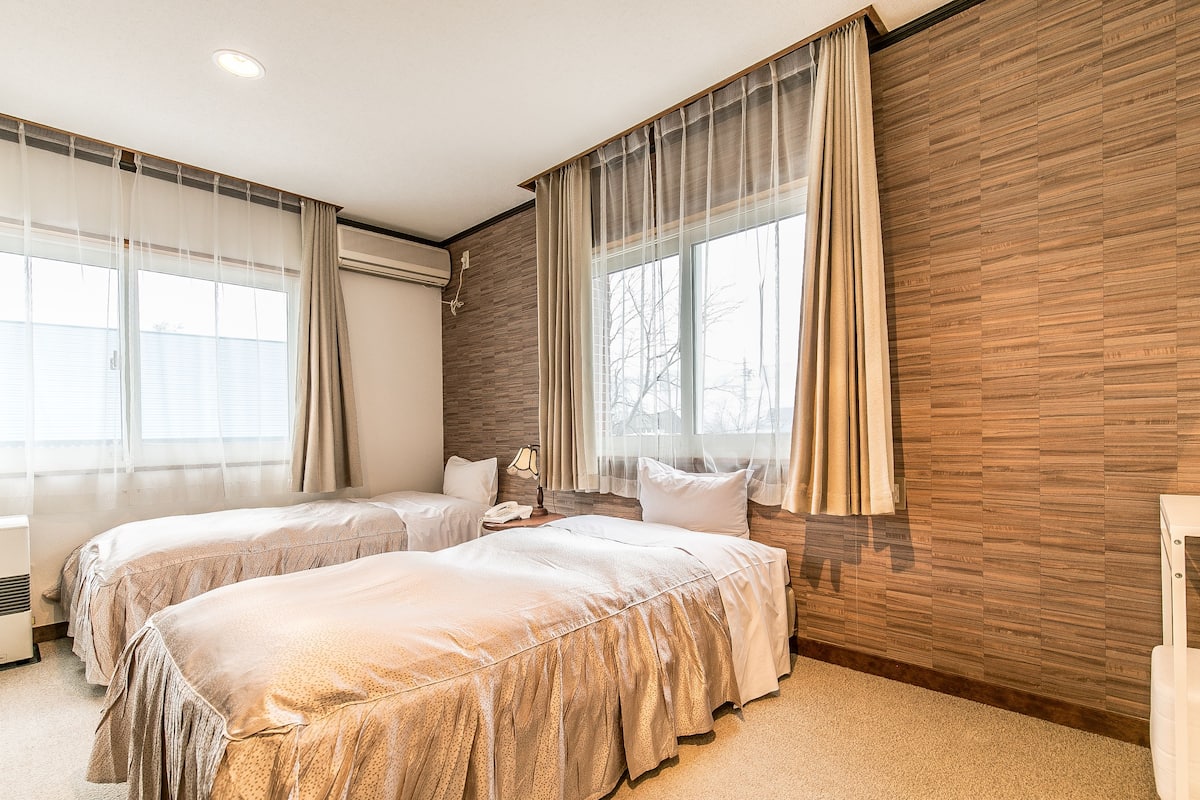 basic twin room | free wifi, bed sheets