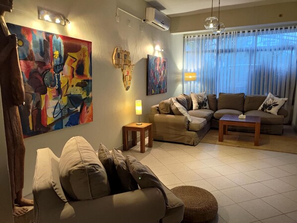 32-inch TV with satellite channels - Sundown Guest House Maputo (Maputo)