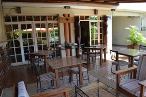 Café da manhã, almoço e jantar; local e internacional