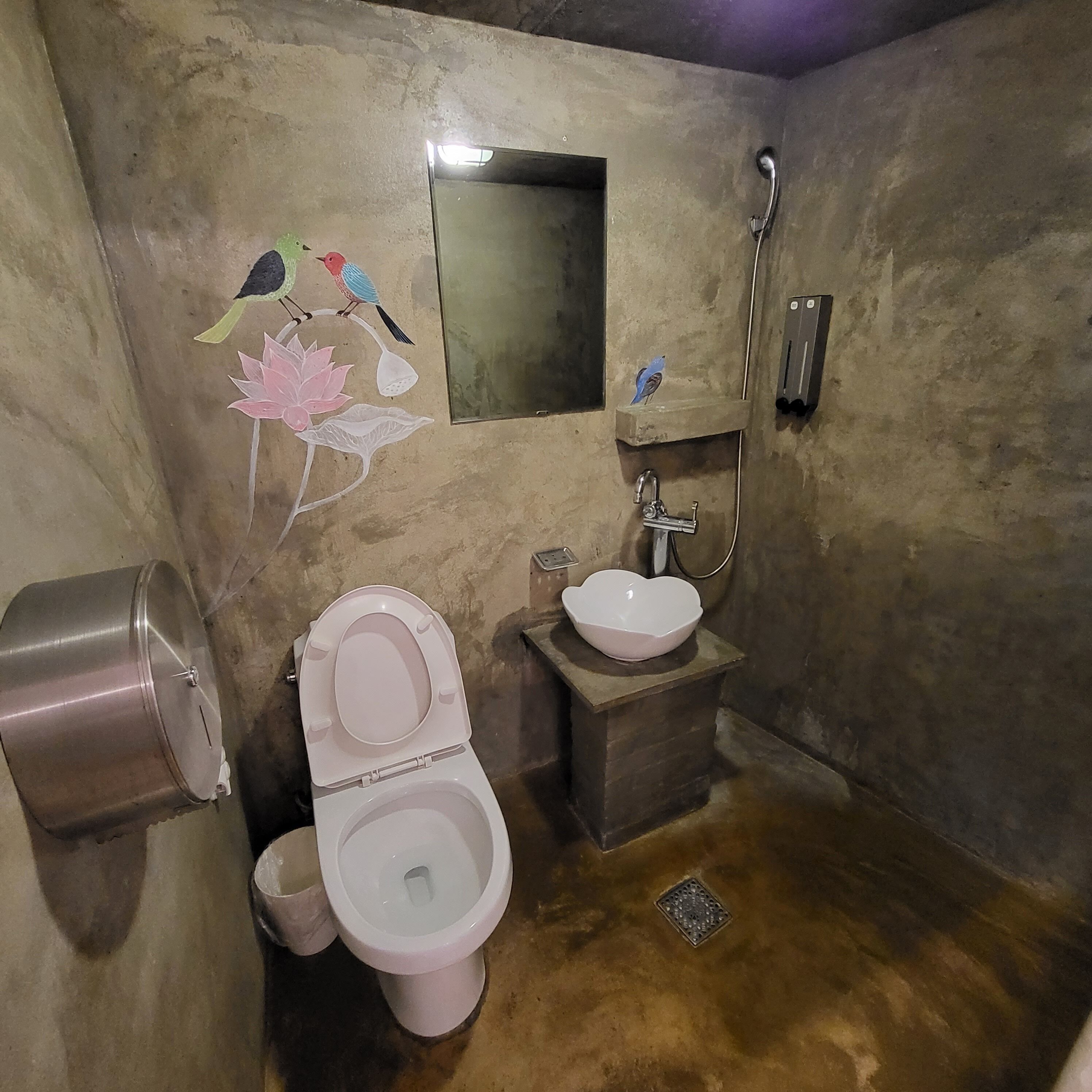 Ein Badezimmer mit Toilette, Waschbecken und Dusche.