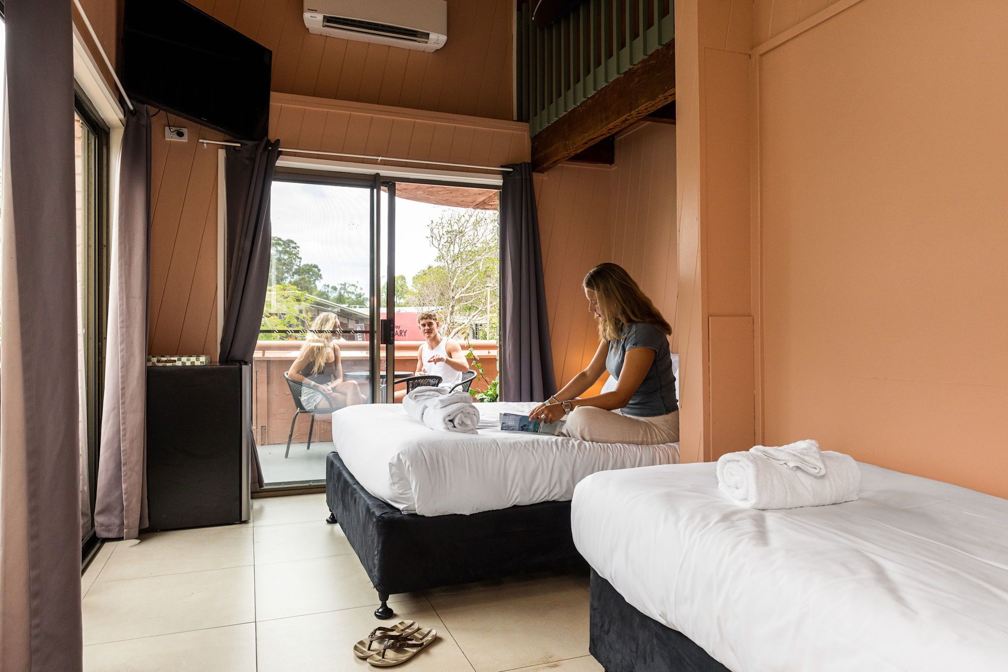 Tabla de planchar con plancha y ropa de cama 