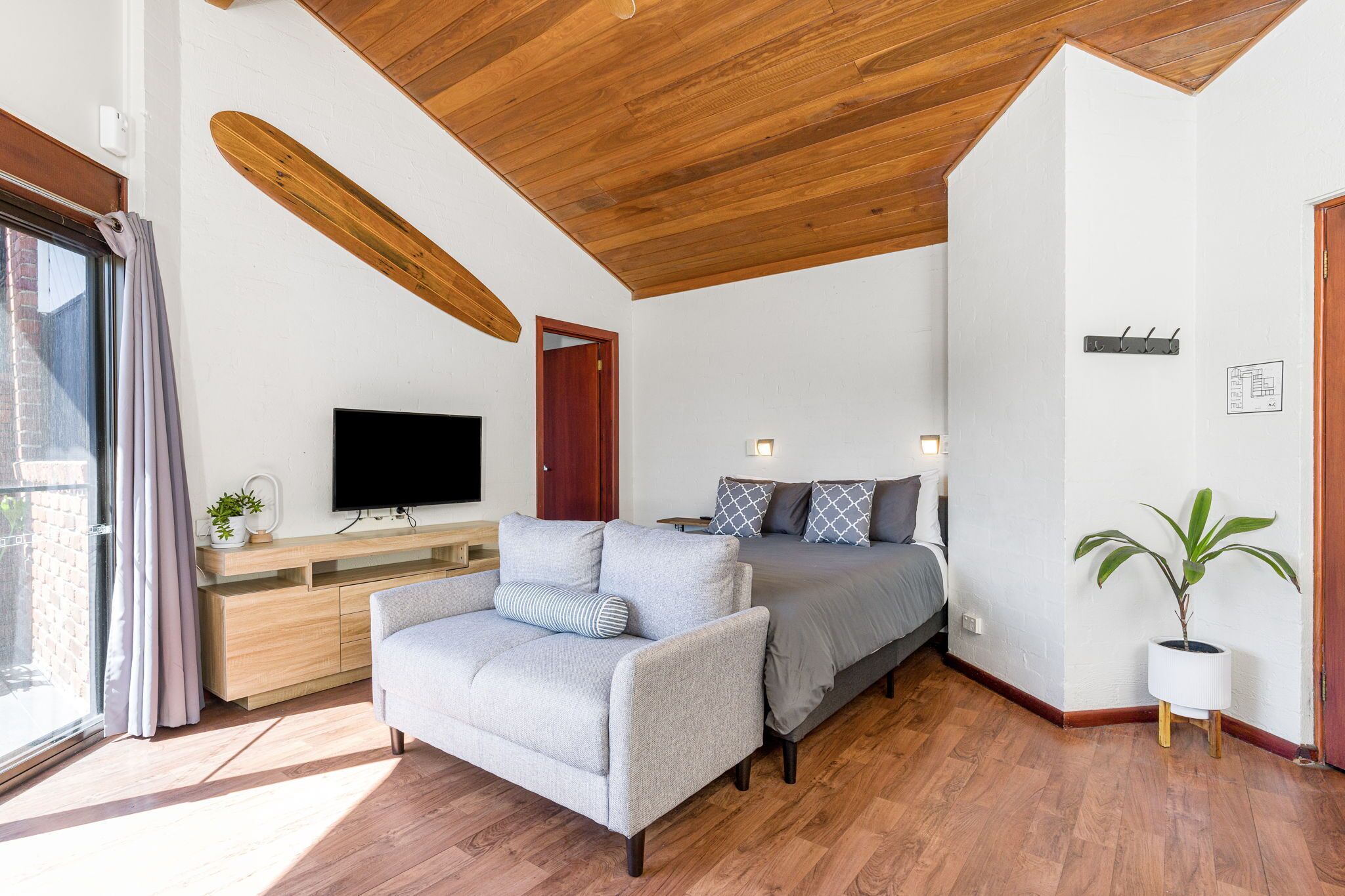 Deluxe Motel Room | Iron/ironing board, bed sheets