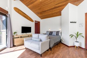 Deluxe Motel Room | Iron/ironing board, bed sheets - Aquarius Backpacker Resort (Byron Bay)