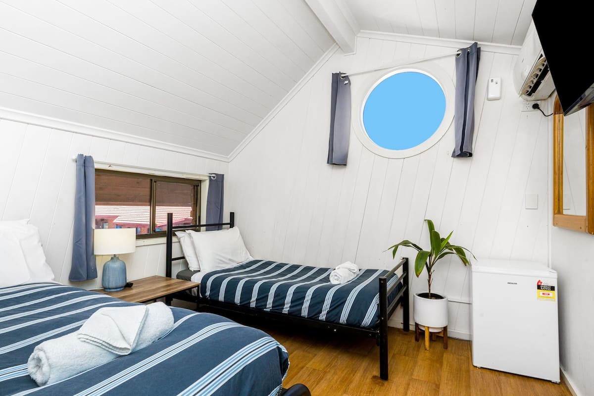 Economy Triple Room, Shared Bathroom | 1 bilik tidur, seterika/papan seterika, cadar katil