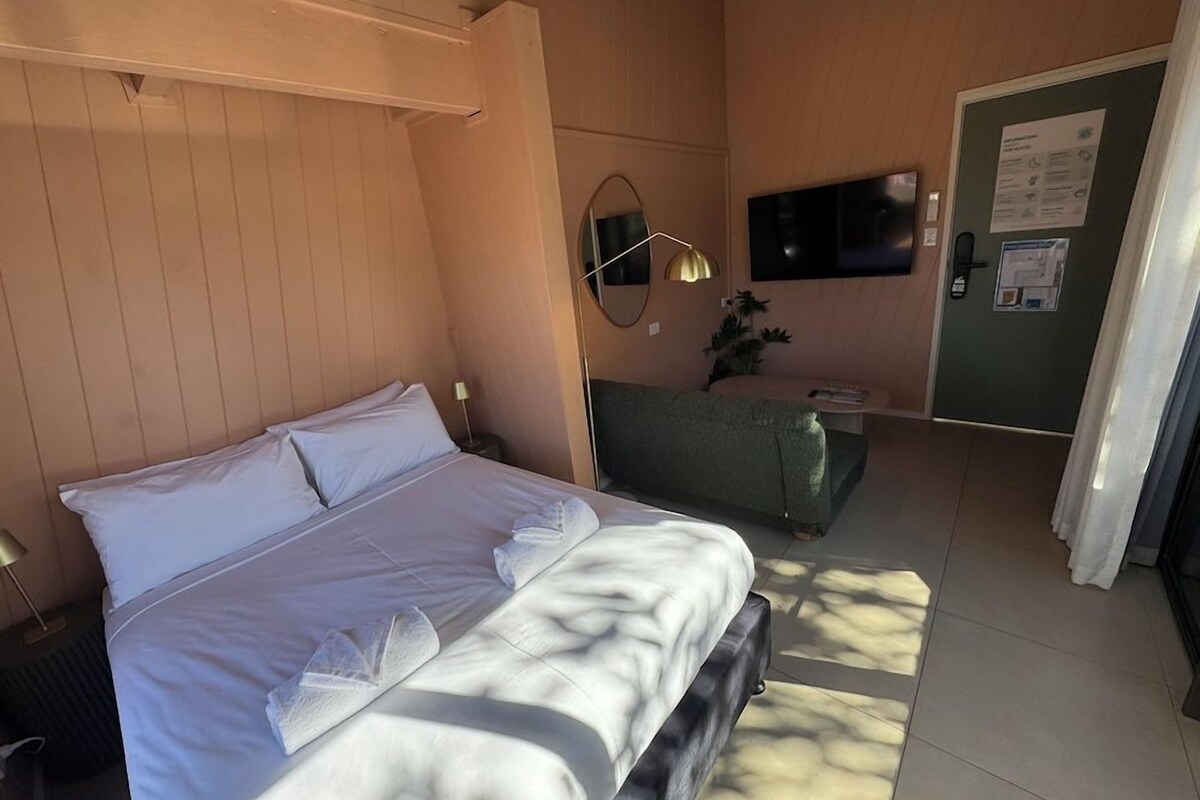 Iron/ironing board (on request), bed sheets