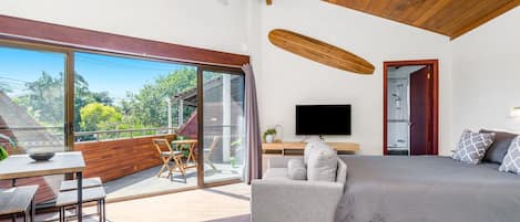 Quarto luxo (Motel) | Ferros/tábuas de passar roupa, roupa de cama