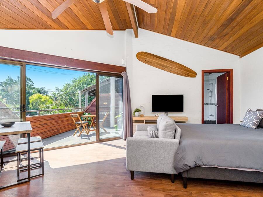 Deluxe Motel Room | Iron/ironing board, bed sheets