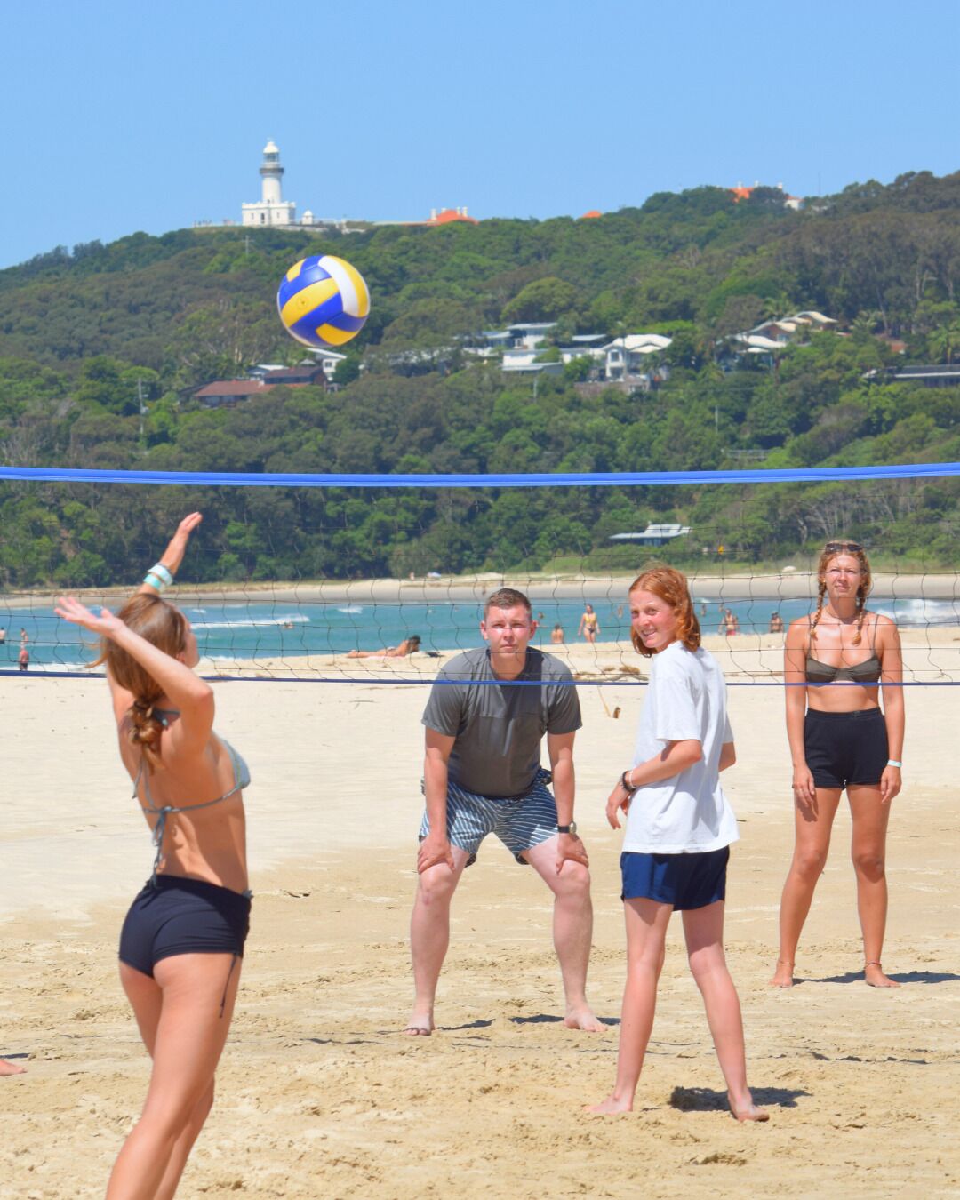 Playa en los alrededores, playa de arena blanca y vóleibol de playa 