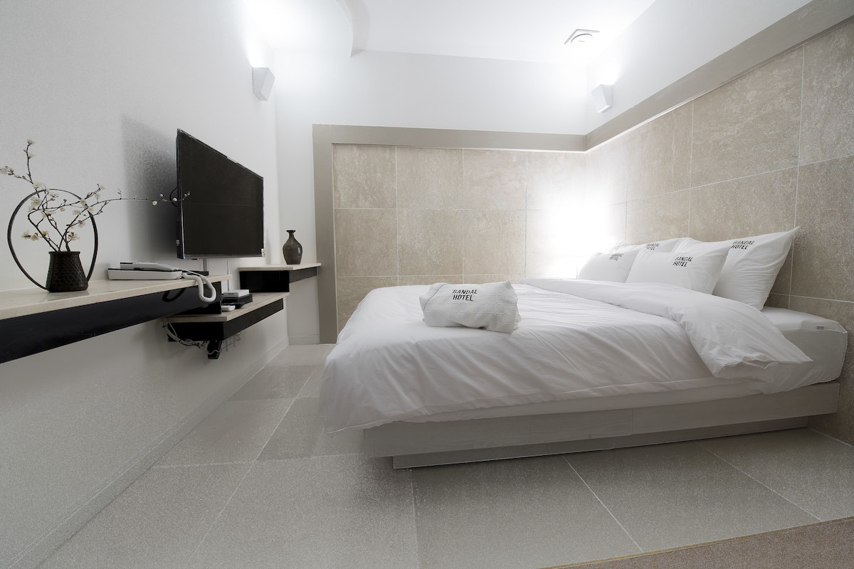 Kamar Standar | Seprai premium, kedap suara, dan Wi-Fi gratis