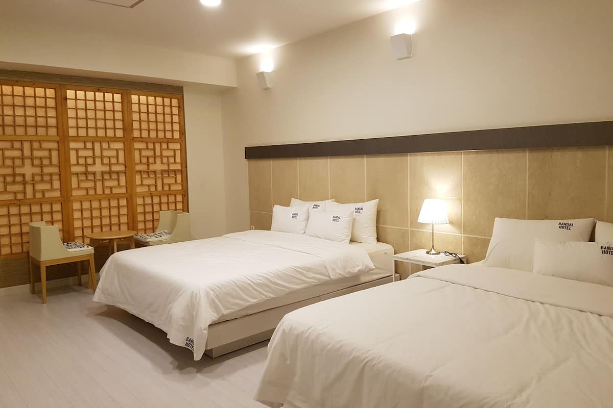 Kamar Keluarga | Seprai premium, kedap suara, dan Wi-Fi gratis